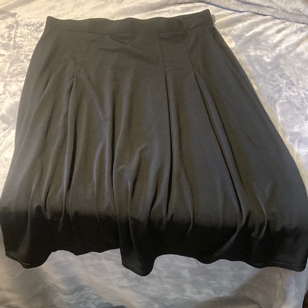 Flowy knee length skirt black